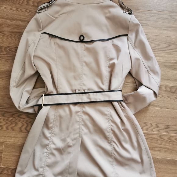 Stylish Trenchcoat - Picture 4 of 4